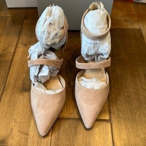 Franco Sarto L- Davey Kitten Heel. Peach Sude NWT. Size 7